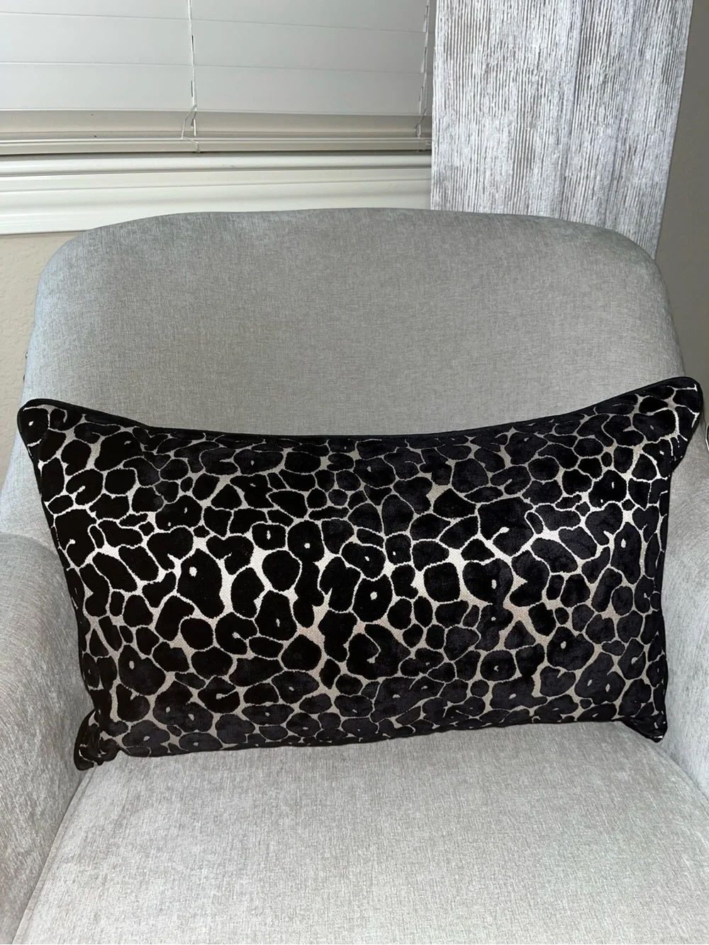2-NWT CASA DECOR CUT VELVET LEOPARD DESIGN DECORATIVE PILLOWS